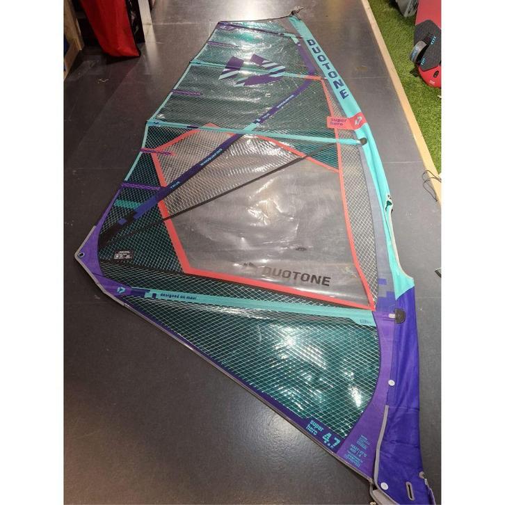 Duotone SuperHero 2024 - 4.7, Watersport en Boten, Windsurfen, Minder dan 5 m², Zeil, Gebruikt, Ophalen of Verzenden