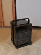 Doos - Zwarte afwerking versierd met een vloeiend lintmotief, Antiek en Kunst