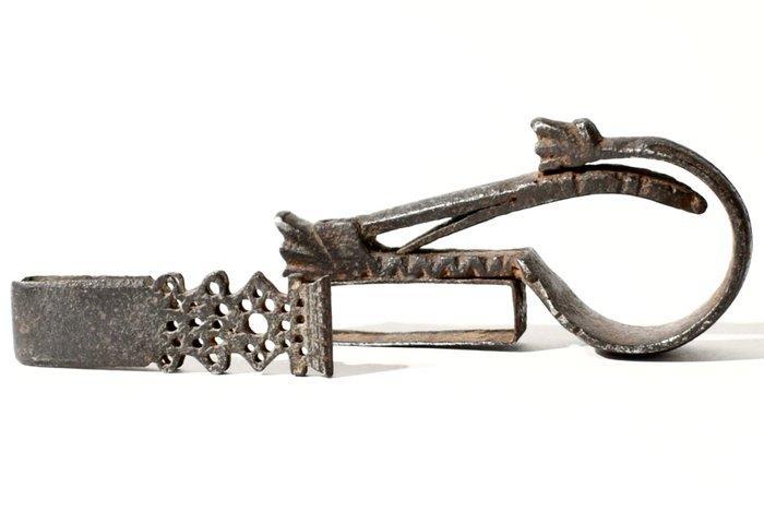 Riemhaak met makara-kop en geperforeerde pincet,, Antiek en Kunst, Kunst | Niet-Westerse kunst