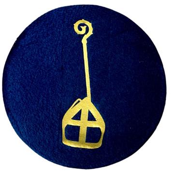 Baretspeld / button met Staf en Mijter blauw beschikbaar voor biedingen