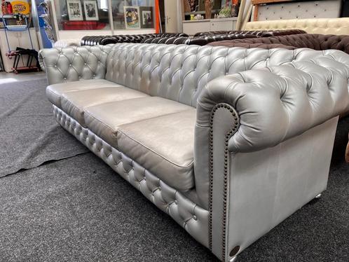 Chesterfield MAARSSEN !!! Zilver Leren Chesterfield XXL BANK, Huis en Inrichting, Banken | Bankstellen, Rechte bank, Gebruikt