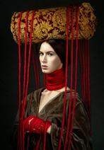 Elena Paraskeva - The Seamstress I (GOLD FRAME) - Metallic, Antiek en Kunst