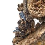 STIBNITE bedekt met BARITE met REALGAR GHOSTS Kristallen op
