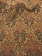 Arazzo van het Hof: Verwevingen van oker, koraal en Testa di