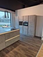 Nolte showroom keuken – Beton, greeploos - Compleet, Huis en Inrichting, Keuken | Complete keukens, Overige typen, Nieuw, Kunststof