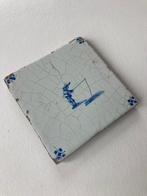 Tegel - Antieke Delfts blauwe tegel met een visser in, Antiek en Kunst