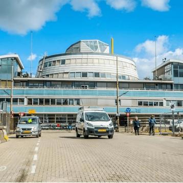 Gestoffeerde en gemeubileerde studio beschikbaar voor biedingen