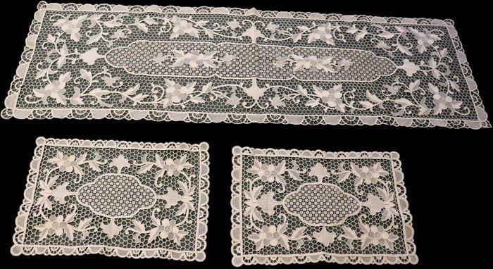 Belíssima Venetiaanse kantdoek - Tafelkleed (3) - 130 cm -, Antiek en Kunst, Antiek | Overige Antiek