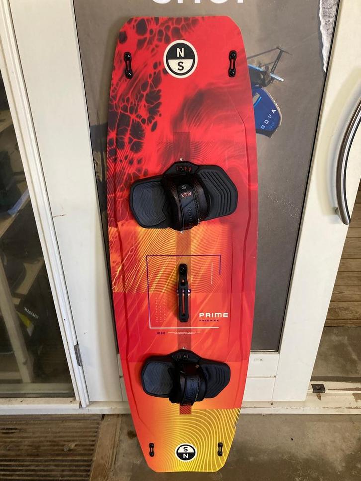 2025 North Prime TT Board 144x43cm Flex TT Bindings S/M, Watersport en Boten, Kitesurfen, Binding, Gebruikt, Ophalen of Verzenden