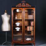 Antieke kast / Hollandse notenhouten boekenkast  brandmerk H