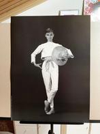 Audrey Hepburn - Audrey Hepburn standing with hatat at, Nieuw