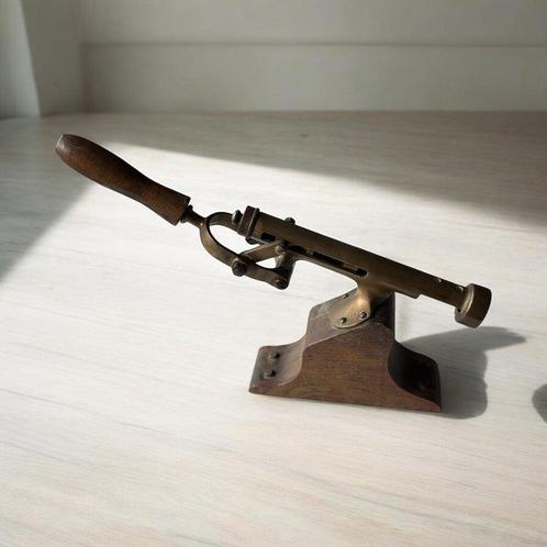 Bar corkscrew mounted on an oak base - Kurkentrekker - Eik, Antiek en Kunst, Antiek | Overige Antiek
