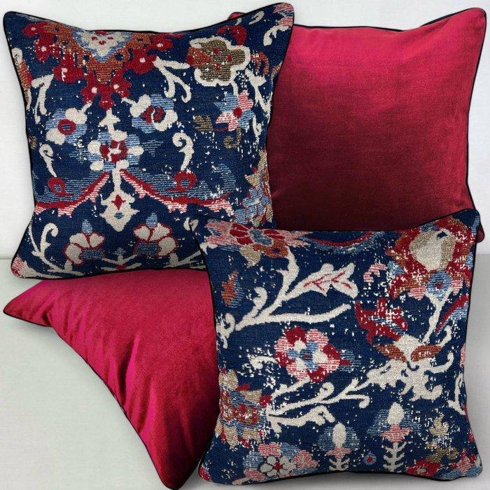 New set of four cushions. Two of them made with Pierre Frey, Antiek en Kunst, Kunst | Designobjecten