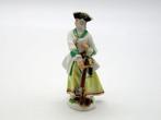 Meissen - Beeldje - a person wearing historical clothing, Antiek en Kunst