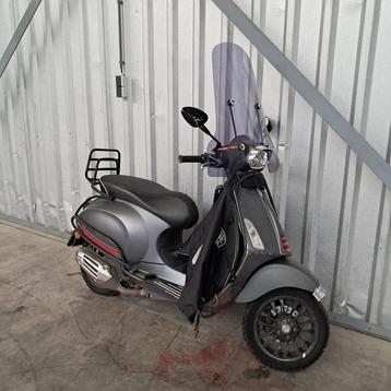Vespa Primavera en Sprint snor- en brom scooters (8339) beschikbaar voor biedingen