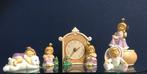 Goebel - Beeldje - porseleinen figurenset met klok en
