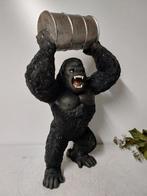 Beeld, 57 cm high strong gorilla with barrel - 57 cm -, Antiek en Kunst