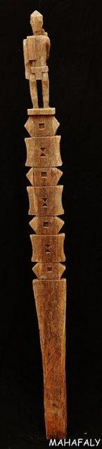 Voorouderfiguur - Mahafaly - Madagaskar - complete grafstele, Antiek en Kunst, Kunst | Niet-Westerse kunst