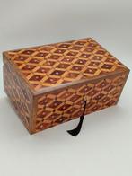 Sieradendoos - Juwelenkistje met een thuya-loep, volledig