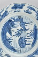 Bord - A Chinese blue and white kraal dish decorated with
