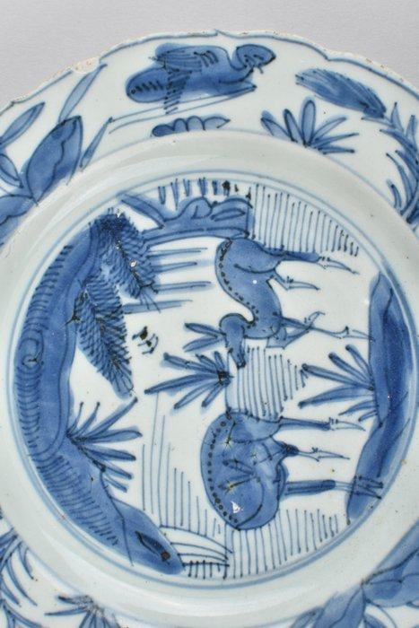 Bord - A Chinese blue and white kraal dish decorated with, Antiek en Kunst, Antiek | Overige Antiek
