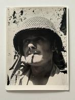 Robert Capa (1913-1954) / Pix. - Soldier on battlefield,