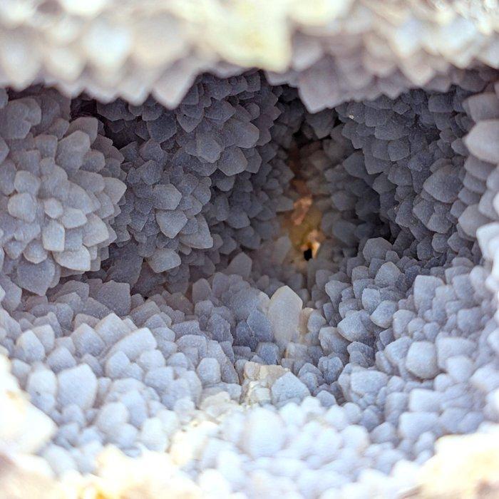 GROTE GEODE, CONUS van violet/azuur calciedoniet, Marokko, Verzamelen, Mineralen en Fossielen