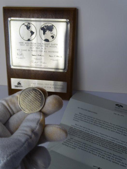 Medaillion Apollo 11 - metaal afkomstig van de Apollo, Antiek en Kunst, Antiek | Wandborden en Tegels