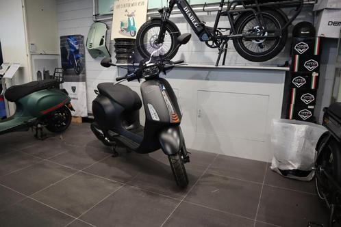 Nieuwe Vespa Sprint S 125  Aktie  Beenkleed+Windscherm, Motoren, Motoren | Piaggio, Scooter, 1 cilinder, 12 t/m 35 kW