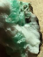 Specimen of Full Terminated Green Emerald Crystal Cluster On, Verzamelen, Mineralen en Fossielen