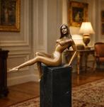 Beeld, Large Bronze Posing Lady on Marble - 33 cm - Brons,, Antiek en Kunst
