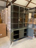 Vitrinekast groen metaal glas exclusief 142 cm breed actie, Huis en Inrichting, Kasten | Vitrinekasten, Glas, 100 tot 150 cm, Industrieën metaal vitrinekast