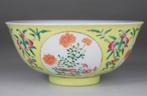 Bol coupe Chinese in porselein met Familie Roze blauw en wit