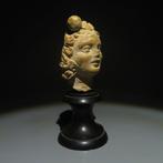 Oud-Grieks Terracotta Vrouwelijk hoofd. 4e eeuw v.Chr.
