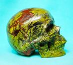 Handgesneden beeldhouwwerk van een menselijk schedel.