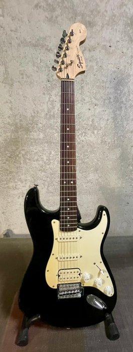 Squier - Black Stratocaster by Fender - - Elektrische gitaar, Muziek en Instrumenten, Snaarinstrumenten | Gitaren | Akoestisch