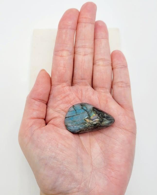 Labradoriet handsteen/broekzaksteen, Verzamelen, Mineralen en Fossielen, Ophalen of Verzenden