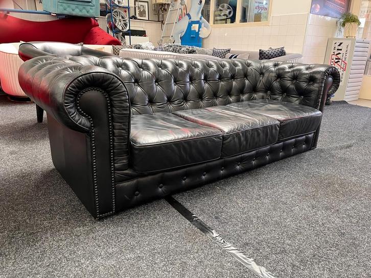 Chesterfield Aanbieding  Authentieke Chesterfield 3 zitsbank, Huis en Inrichting, Banken | Bankstellen, Rechte bank, Gebruikt