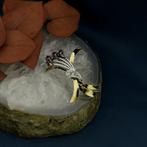 Bicolor gouden broche met robijn en diamanten; 0,06 ct., Sieraden, Tassen en Uiterlijk, Broches, Gebruikt, Overige kleuren, Ophalen of Verzenden