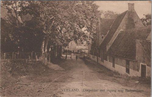 VLIELAND - Dorpstraat met ingang weg Badpaviljoen, Verzamelen, Ansichtkaarten | Nederland, Verzenden