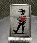 Zippo - Banksy 4 - Zonder minimumprijs - Zakaansteker -, Verzamelen, Rookartikelen, Aanstekers en Luciferdoosjes, Nieuw