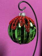 Esse Italia:groene glanzende kerstbal met rode kraaltjes, Diversen, Kerst, Nieuw