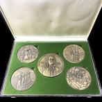 Penning - Case with 5 commemorative bronze medals marking