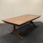 Tweedehands klassieke Engelse tafel met sierlijke pootjes,, Ophalen of Verzenden, Gebruikt, Bureau