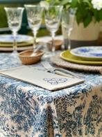 Blauw en wit toile de jouy tafelkleed voor grote tafels. -