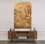 Signed - Een zijden geborduurd wandtapijt met vogels en een