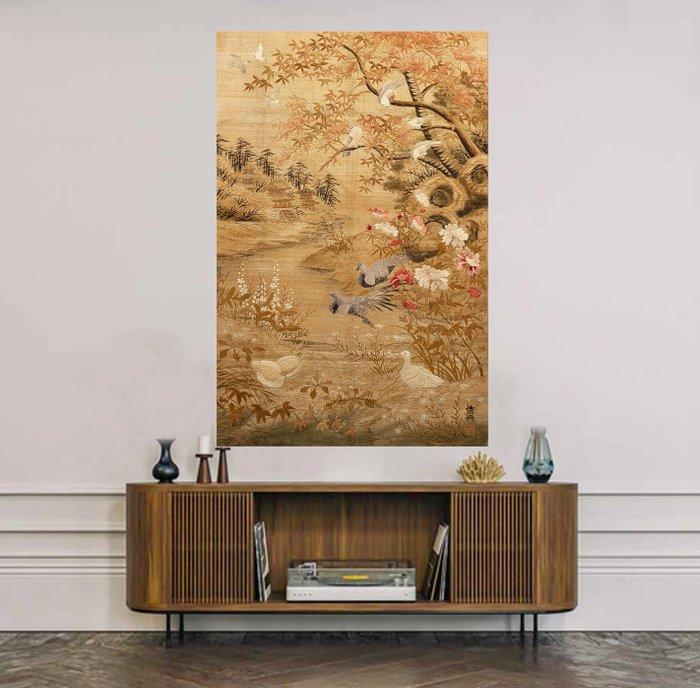 Signed - Een zijden geborduurd wandtapijt met vogels en een, Antiek en Kunst, Antiek | Overige Antiek