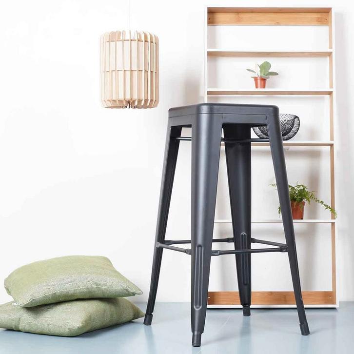 Stapelbare metalen barkruk | Zwart | Horeca | Op voorraad, Huis en Inrichting, Barkrukken, Nieuw, 1 kruk, Metaal, 30 tot 60 cm