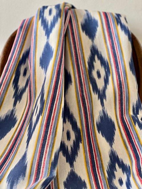 Dubbel breed. Exclusieve stof met etnisch ikatpatroon voor, Antiek en Kunst, Antiek | Kleden en Textiel