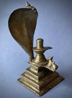 sculptuur, Sthala-liga con Nga e Nand su yoni-pha a